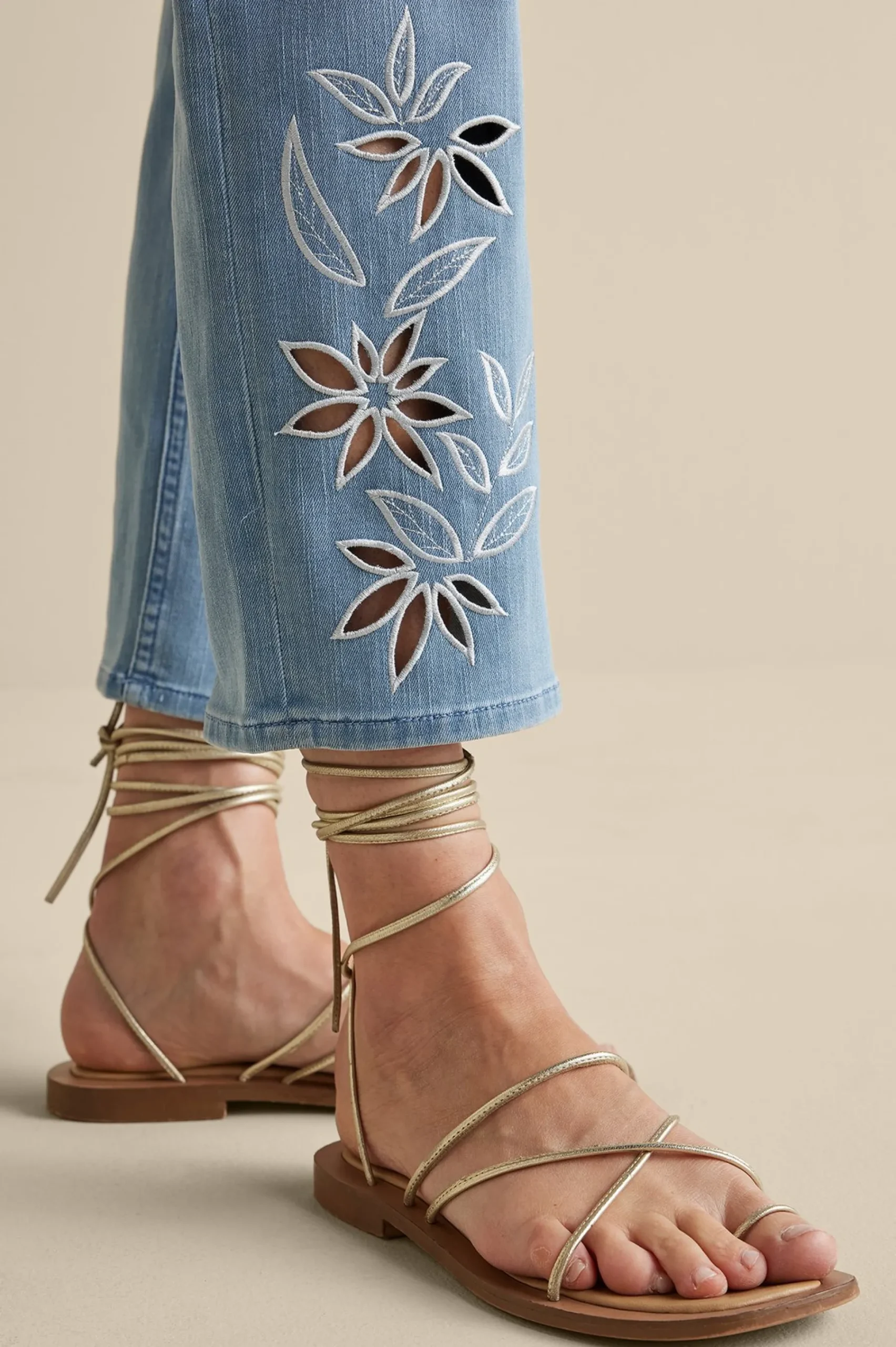 Feminine Flourish|Into The Blues-Soft Surroundings Gail Cropped Jeans Blue Mist Wash